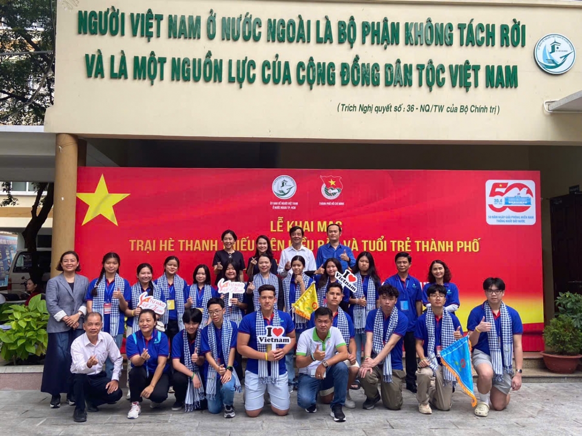Young overseas Vietnamese commemorate National Reunification Day